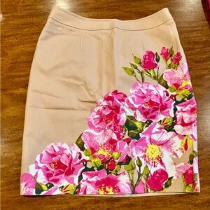“Halogen” engineered-print pencil skirt- in a size 6! Fabulous short skirt.